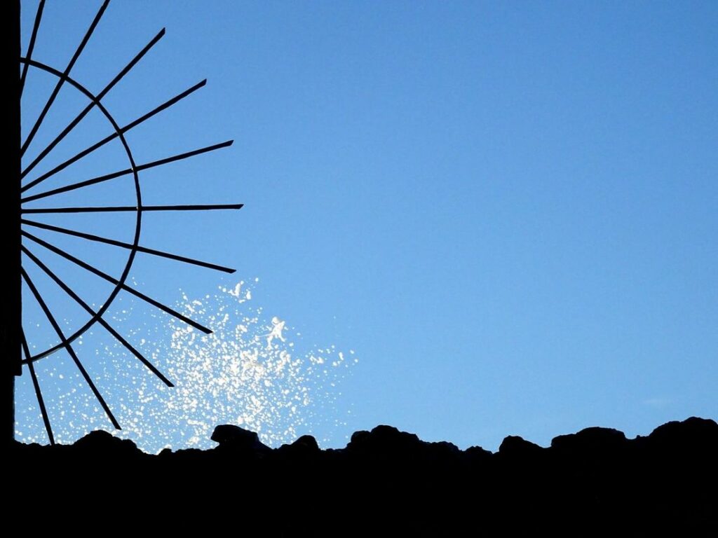 L'écume d'une vague se projette dans le ciel au vallon des Auffes à Marseille.