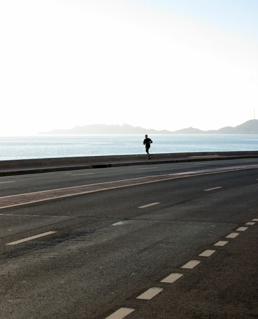 Une silhouette fait son jogging sur la Corniche à Marseille.
