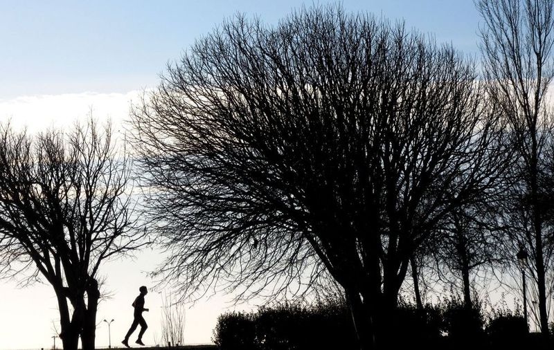 Un homme fait son fotting au milieu des arbres dans le parc Borély à Marseille.