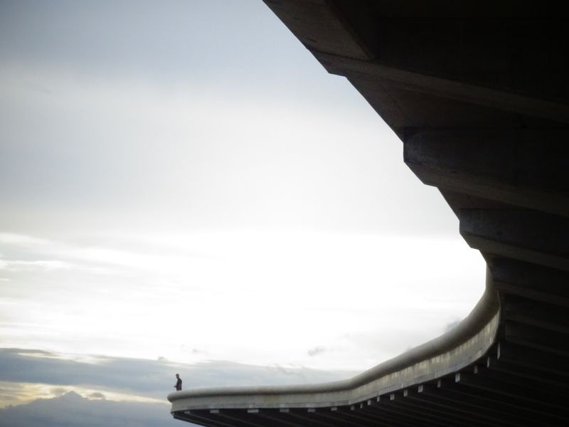 Une silhouette seule sur la Corniche. La photo est prise du dessous.