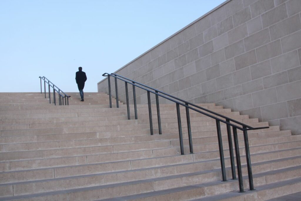 Un homme monte l'escalier menant à la cathédrale de la Major à Marseille.