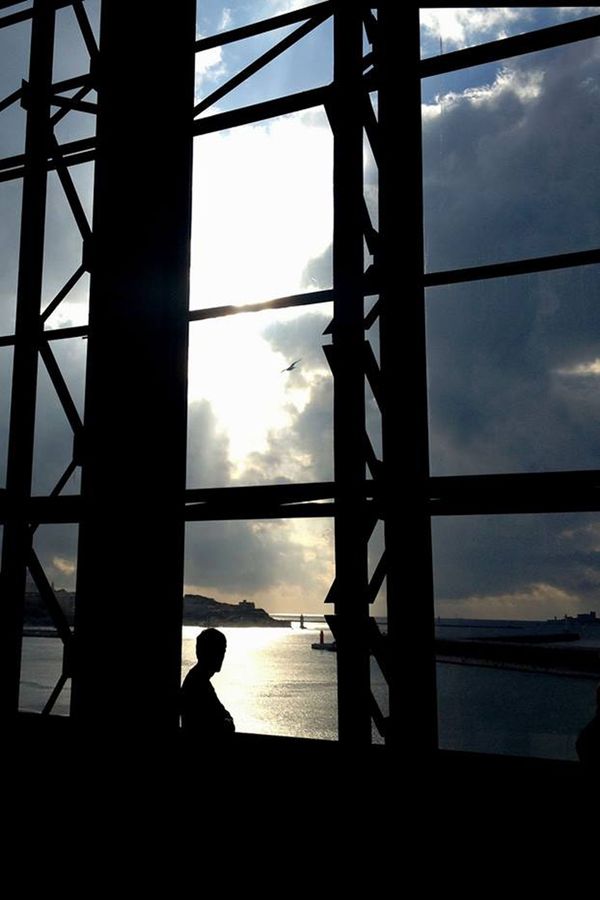 Un homme regarde la mer à partir du J1 à Marseille.