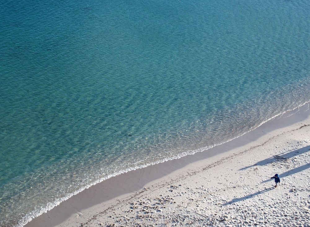 Un enfant seul plage de la Batterie à Marseille.