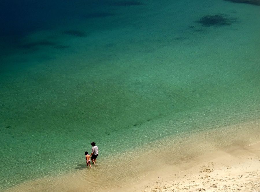 Une femme et son enfant, plage de la Batterie à Marseille.