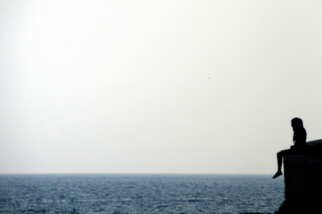 Une femme se détend face à la mer à Marseille.