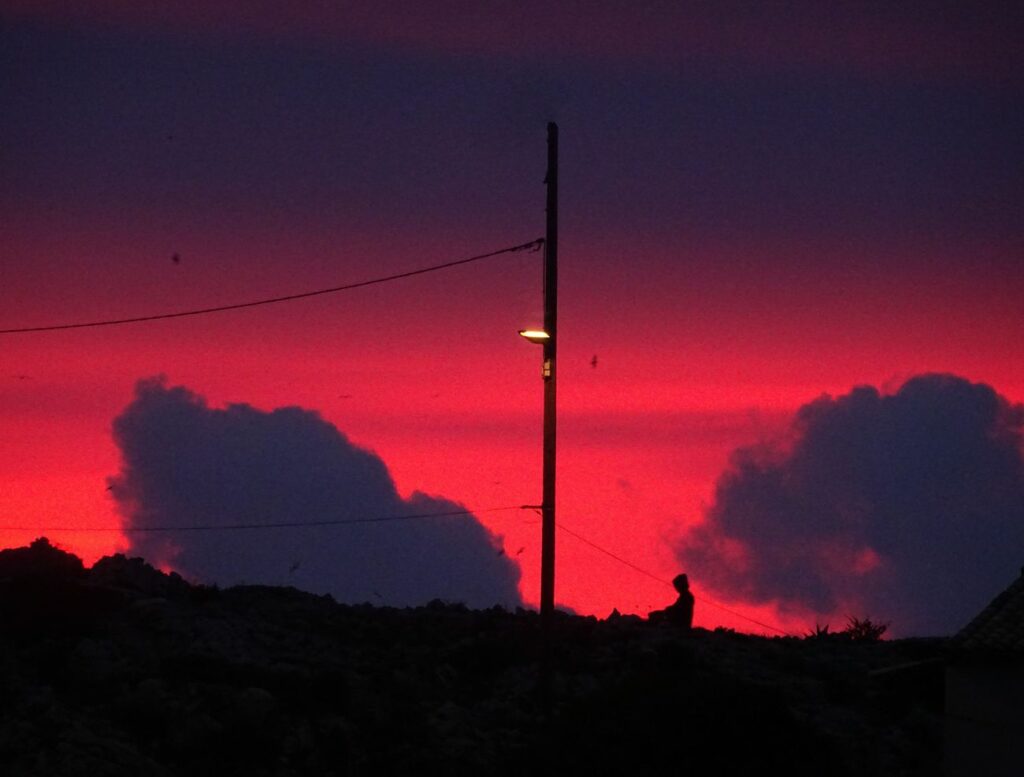Une ombre sur les hauteurs des Goudes à Marseille.