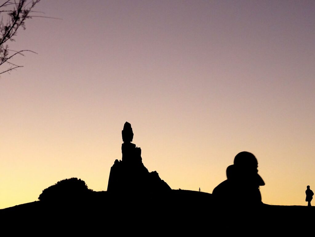 Deux ombres près du monument en hommage à Rimbaud.