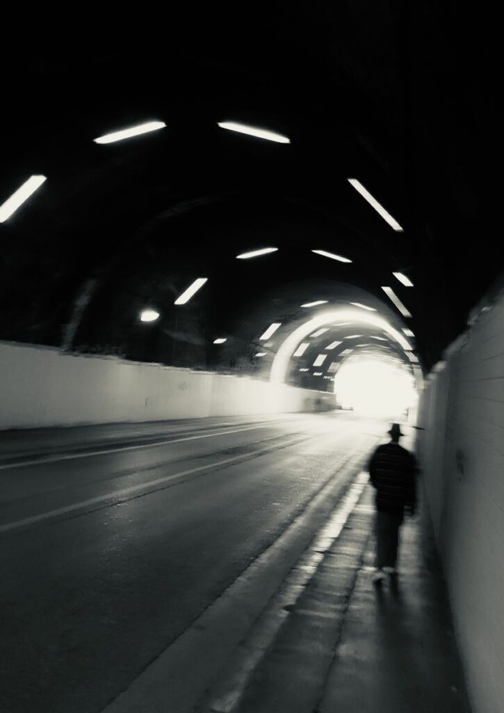 Un homme marche seul dans le tunnel du boulevard National à Marseille.
