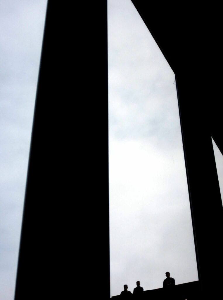 Trois hommes en forme d'ombres à Saint-Malo en Bretagne.