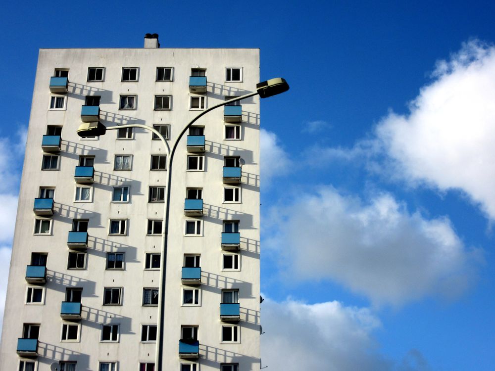 Les ombres des balcons d'un immeuble à Bordeaux.