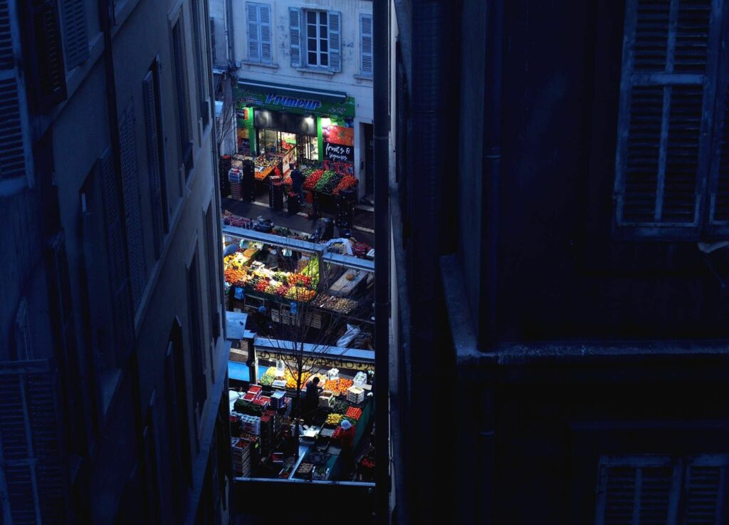 On voit un bout du marché de Noailles à Marseille. La photo est prise de la fenêtre d'un immeuble alentour.