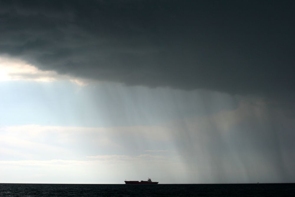 Un bateau passe au large de la commune de Carro.