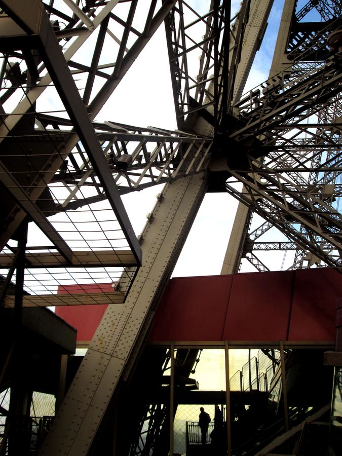 Une ombre dans le décor intérieur de la tour Eiffel à Paris.