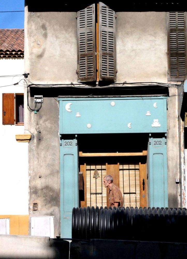 Un homme marche seul dans les quartiers Nord de Marseille.