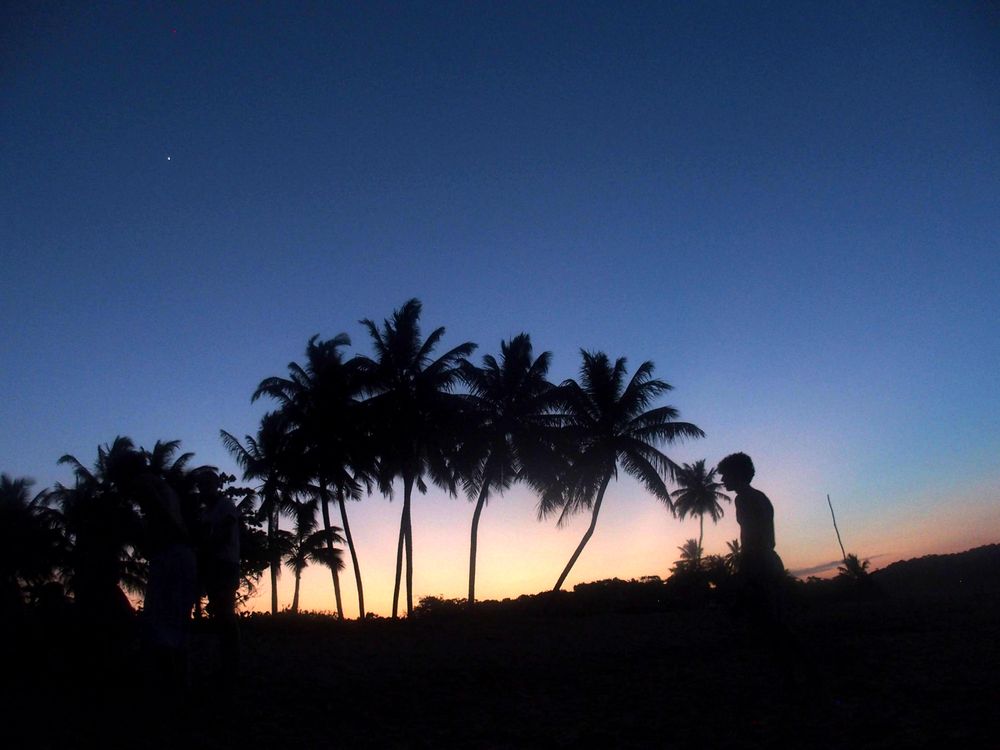 Sur une plage de Cayenne, en Guyane. À l'heure du crépuscule.