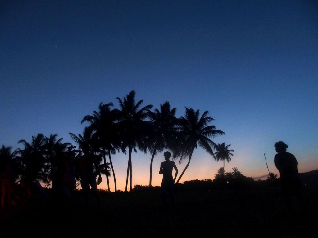 Sur une plage de Cayenne, en Guyane. À l'heure du crépuscule.