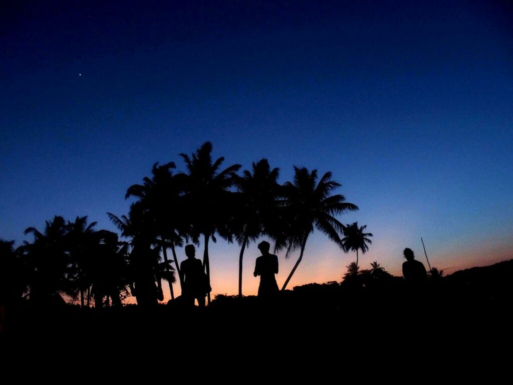 Sur une plage de Cayenne, en Guyane. À l'heure du crépuscule.