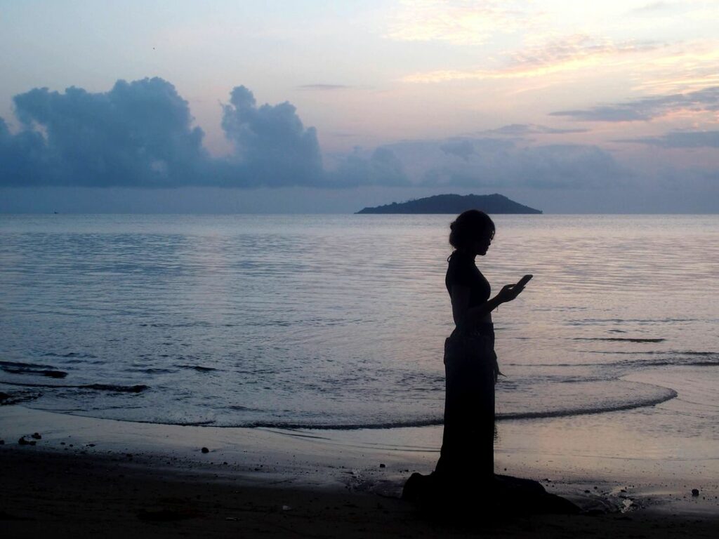 Sur une plage de Cayenne, en Guyane. À l'heure du crépuscule.